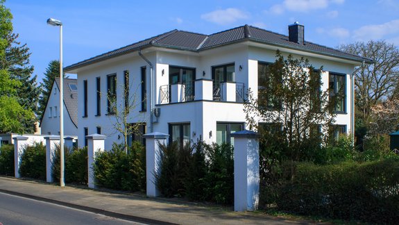 Haus Kraft, Troisdorf | Eine klassische Stadtvilla mit eingeschnittenem Balkon.