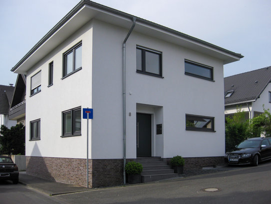 Stadtvilla (weiße Fassade, Sockel verklinkert) - Büro der Firma Plan-Concept in Wachtberg
